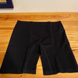 Thigh Society “the original” mid length shorts, size L/XL